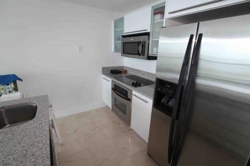 Fully equipped kitchen with included kitchen island