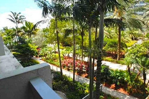 Luxurious apartment in one of the most well-known buildings in Miami Beach: The Flamingo Condominium