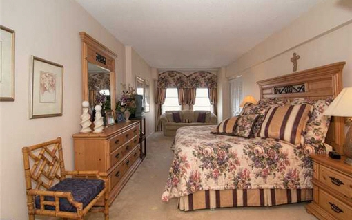 One of the 2 precious bedrooms