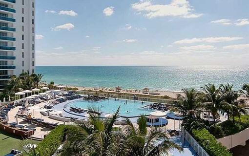 First sea line apartment with pool in Miami