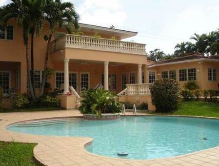 Swimmingpool in front of the door