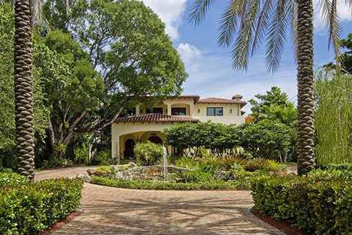 Impressive villa with large lot in Coconut Grove