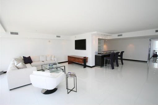 Spacious salon