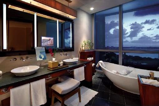 First-class bathroom with view to the Ocean