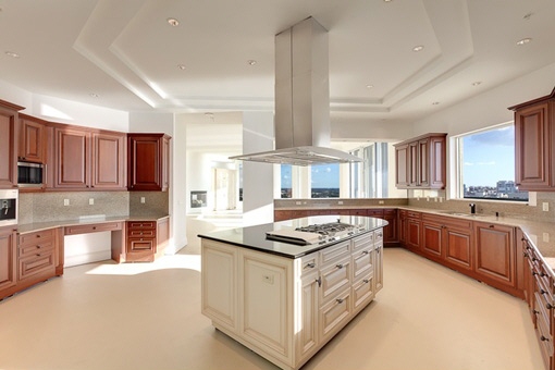 Kitchen with cooking island