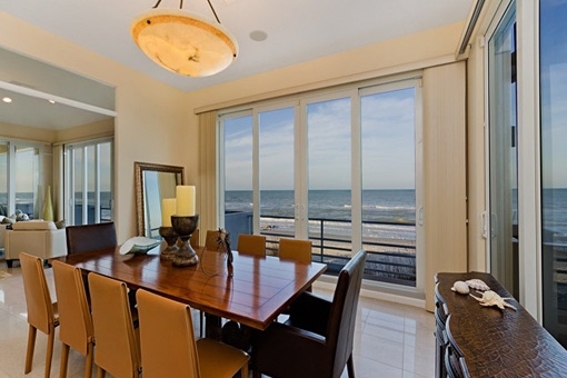 Bright and huge dining area