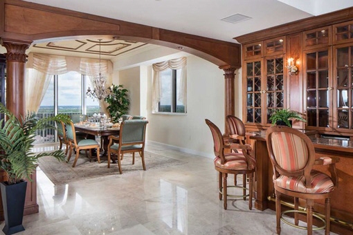 Big spacious dining area