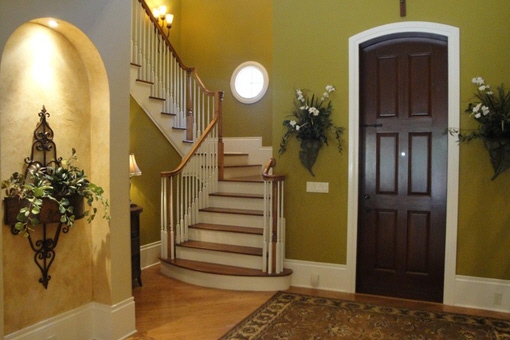 Entrance in the home and 2nd floor stairs