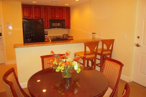 Nice kitchen and dining area