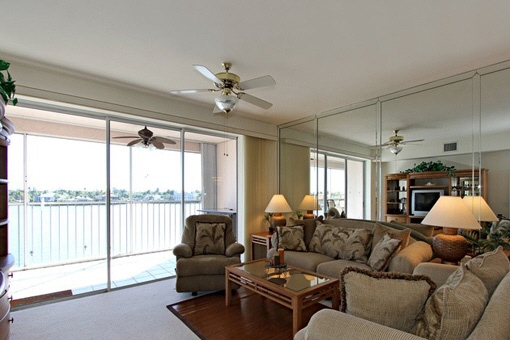 Rest area with access to the terrace with views