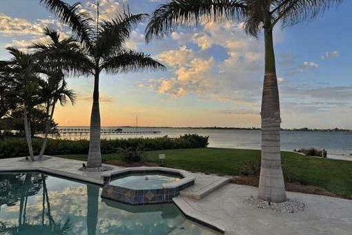 Heated outdoorpool with stunning riverview