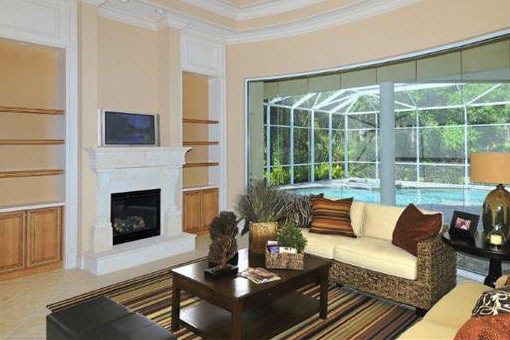 Living room next to the pool