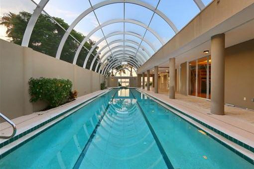 Spacious pool