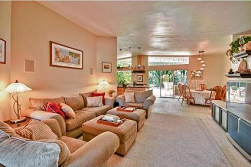 Spacious livingroom with glass doors to the backyard