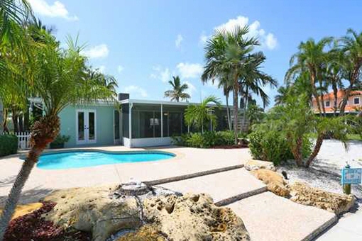 Cozy house with the pool, located on canal bank