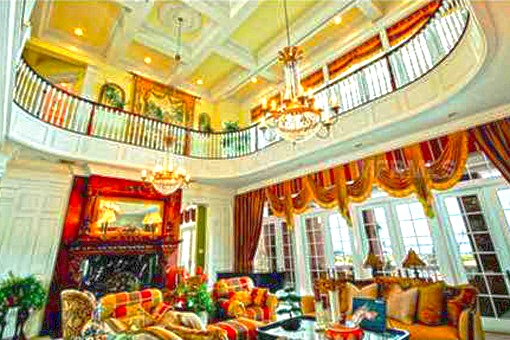 Two storey internal entertainment area with balcony