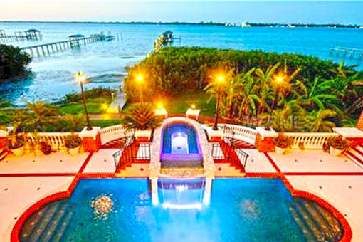 Luxurious private swimming pool