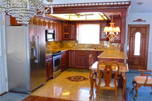 Open style kitchen with breakfast bar
