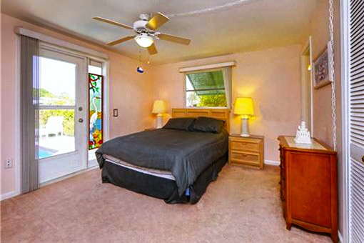 Double bedroom with the direct access to the pool