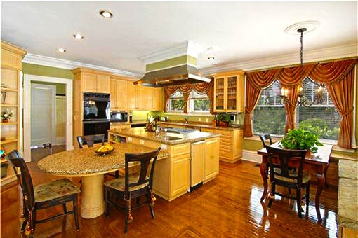 Spacious kitchen with the dining area