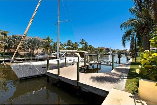 Enjoy the WOW factor in this house in Fort Myers