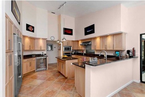 Fully equipped kitchen with breakfast bar