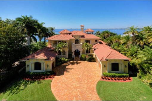 Imposing mansion in Fort Myers with jetty and dock