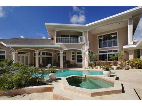 Spacious terrace with pool in Fort Myers