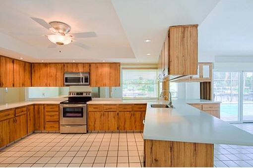 Fully equipped kitchen with granite surface