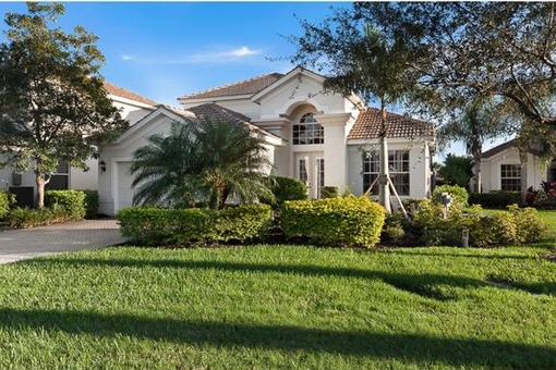 House with pool and an exclusive location at the Golf Club in Fort Myers