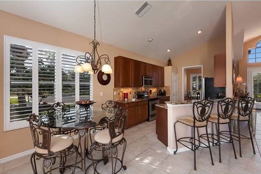 Fully equipped kitchen with breakfast bar in Fort Myers