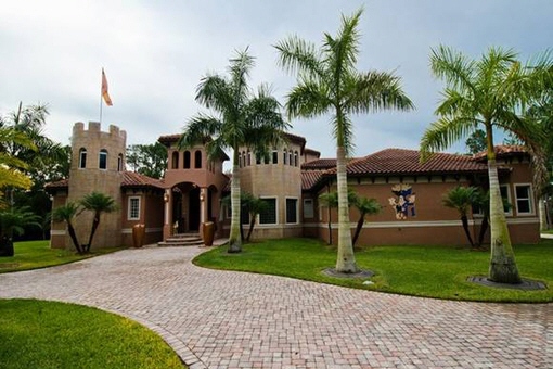 Exceptional villa with private cinema room, wine cellar and aircraft hangar in Fort Myers