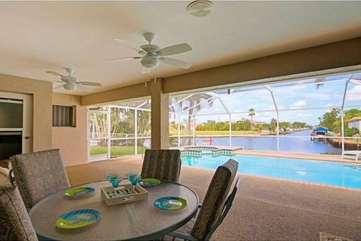 Charming dining room overlooking the terrace and the water