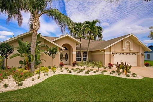 Adorable house with boat lift in Cape Coral