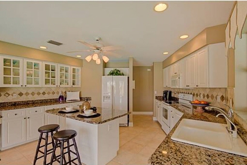 Fully equipped kitchen with granite