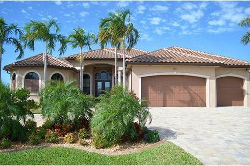 Charming house with a direct water access in Cape Coral