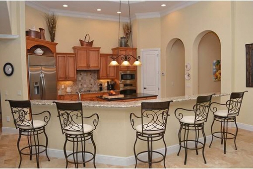 Fully equipped kitchen with breakfast bar