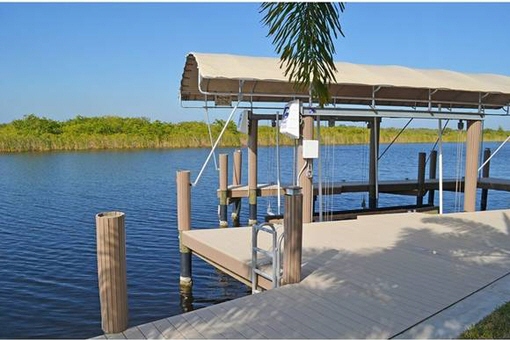 Covered boat lift