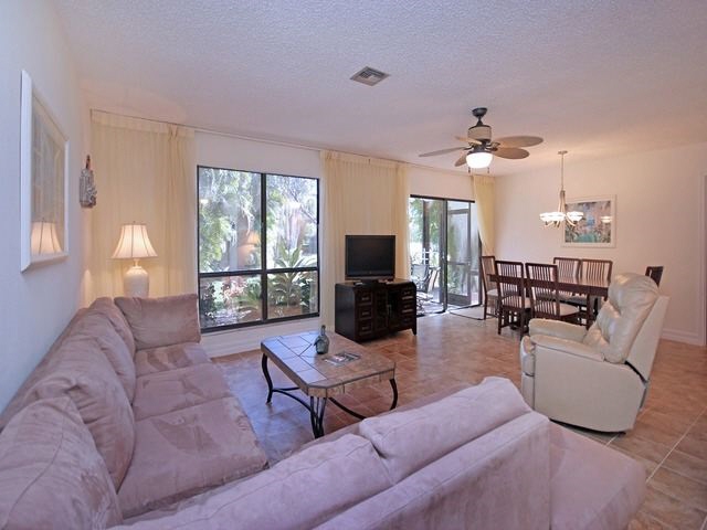 Spacious living room 